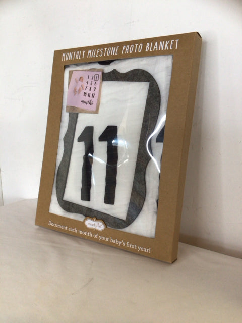 White/Black Muslin Months Blanket
