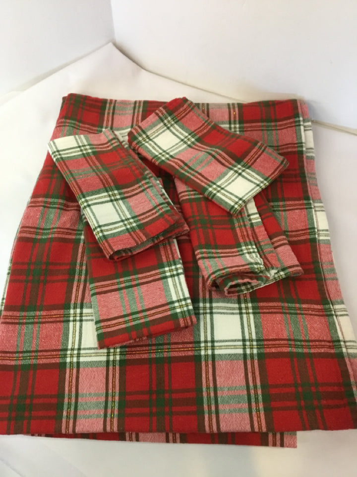 Tablecloth White/Red Plaid W/Napkins Holiday Item