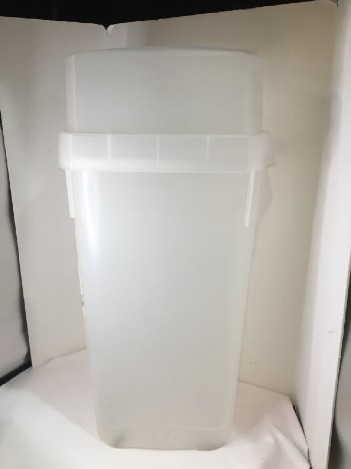 Rubbermaid Box Clear Plastic Storage Holiday Item