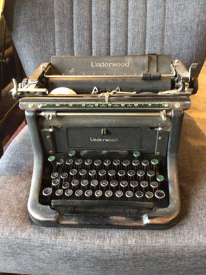 Underwood Vintage Black Metal Typewriter