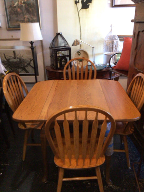 Drop Leaf Oak w/4 Chairs Light Brown Table & Chairs