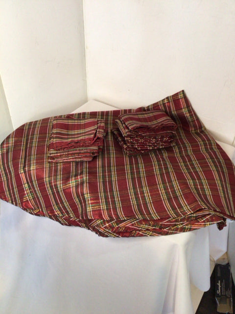 Tablecloth Red w/Napkins Round Holiday Item