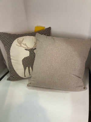 Pair Cream/Gray Deer Zig Zag Pillow Set