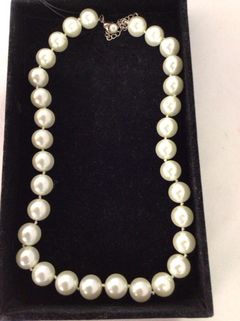 White Pearls Necklace