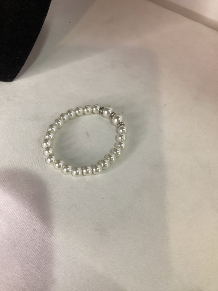 Beaded White Pearls Bracelet
