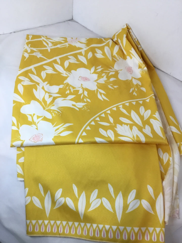 Bohemian Yellow/White Poly Blend Floral Tablecloth