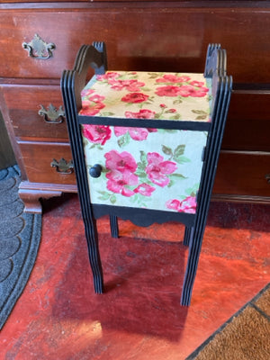 Vintage Wood Floral Black/Red Table