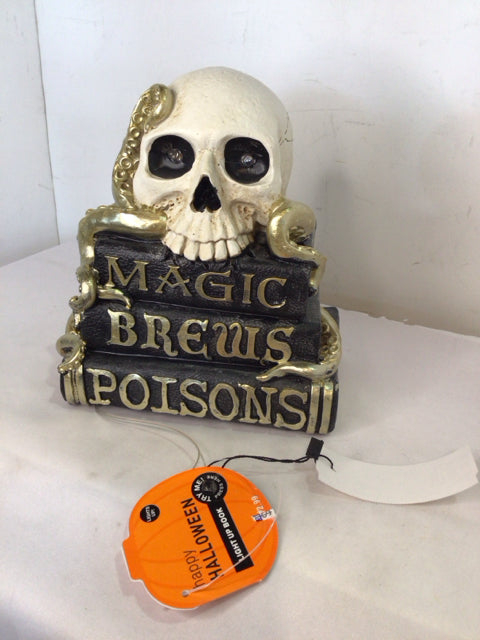 Halloween Black/White Resin Skull Light up Holiday Item