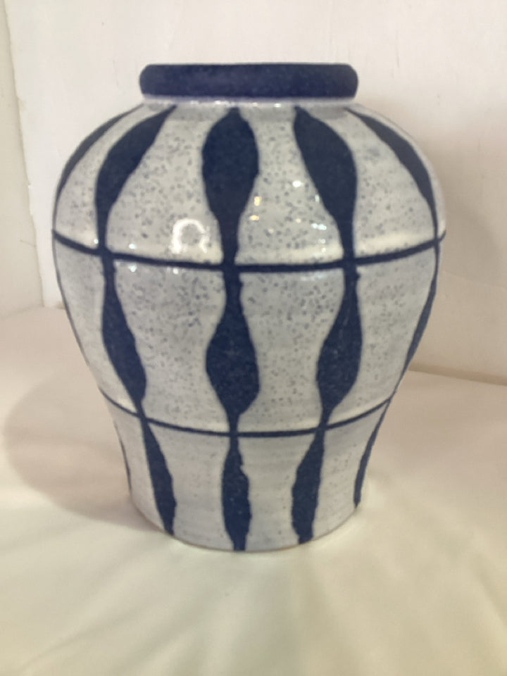 Modern Blue/White Ceramic Line pattern Vase