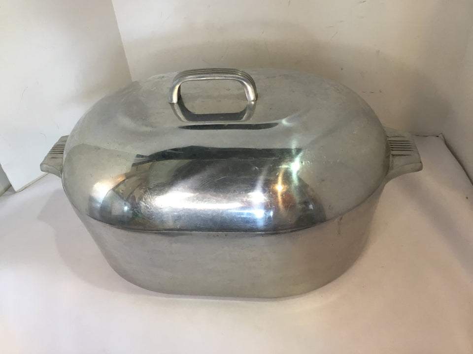 Wagner Ware Lidded Aluminum Oval Roaster