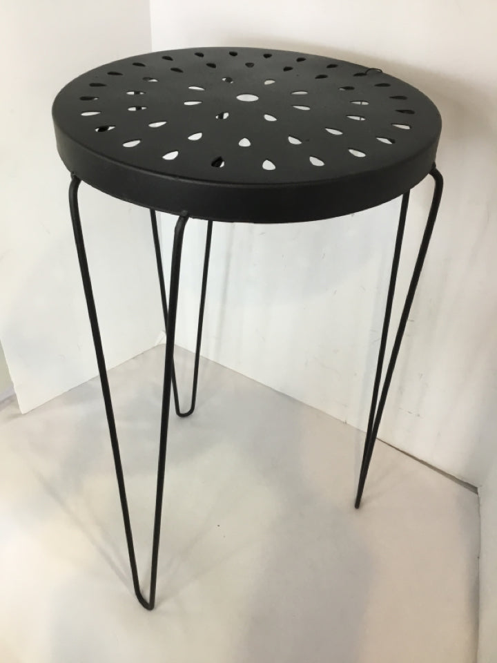 Indoor/Outdoor Black Metal Plant Stand