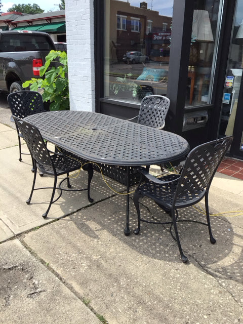 Smith & Hawken 4 Chairs Cast Aluminum Oval As Is Black Table & Chairs