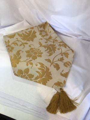 Table Cream/Gold Tassel Holiday Item