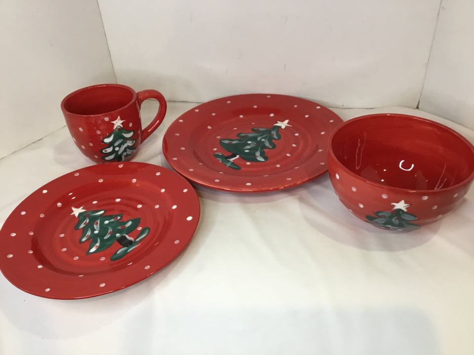 Gibson Dish Set Red & Green Ceramic Christmas Tree Holiday Item