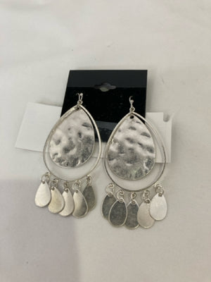 Metal Silver Teardrop Earrings