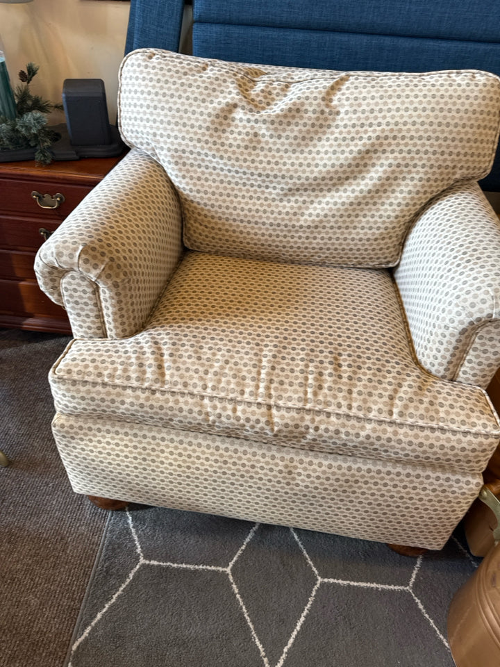 Club Dot Loose Pillow Tan Chair