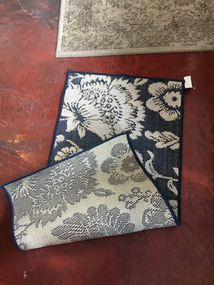 Throw White/Blue Rug