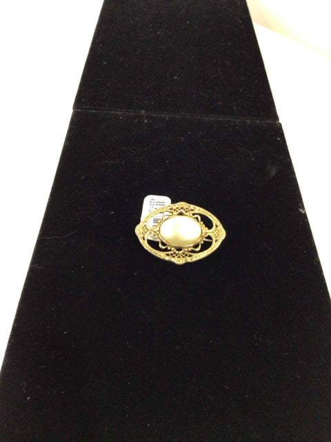 Gold/white Oval Pearl Pin
