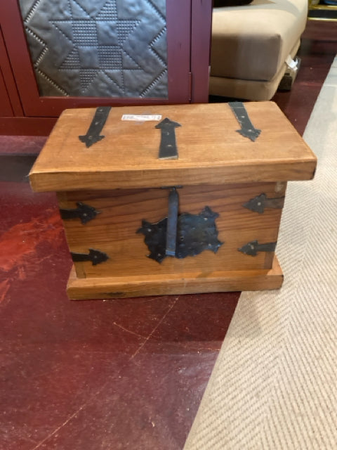 Vintage Wood Side table End/Side Brown Trunk