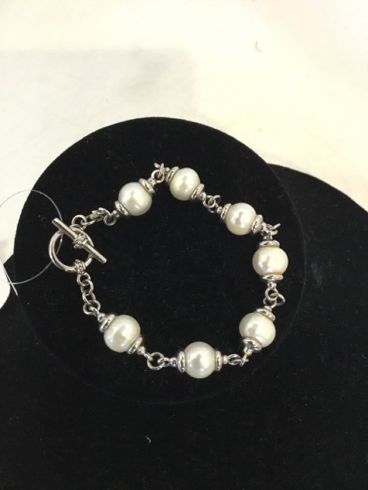 Metal Silver/White Pearls Bracelet