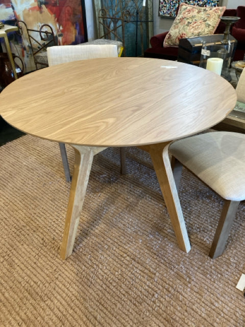 Hoft Home Modern Oak Round Table 27K2LJAJ