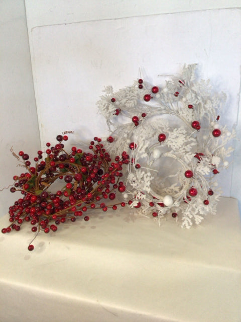 Set of 4 White/Red Wreath Holiday Item