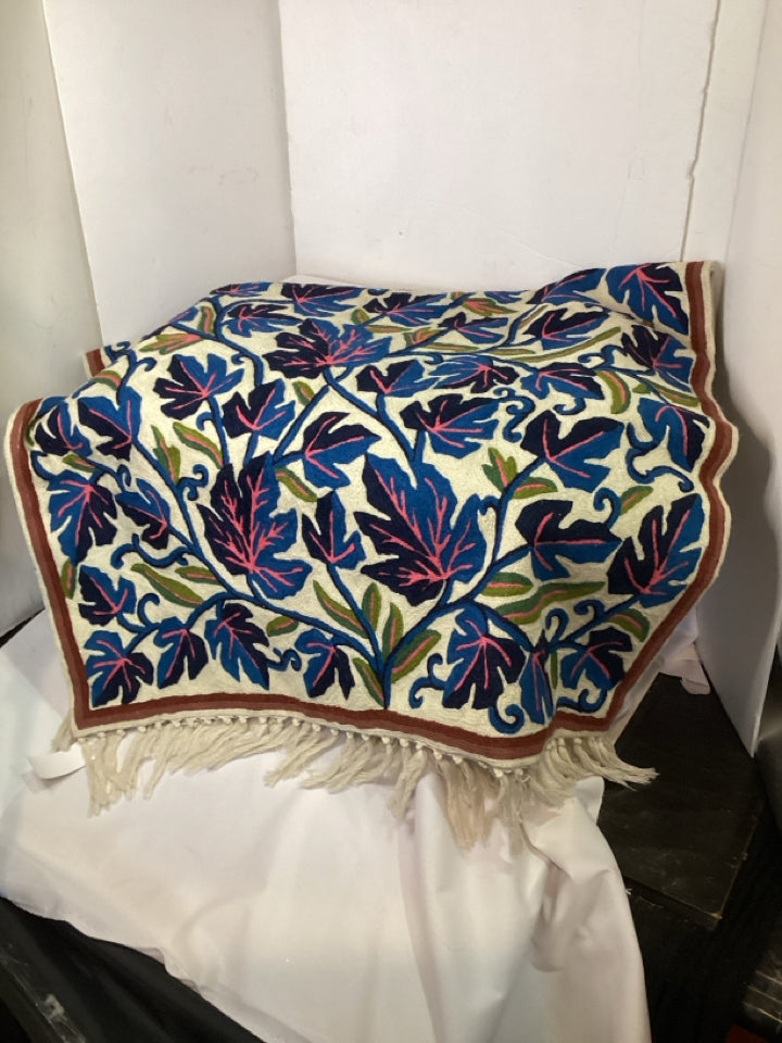 Crewel Leaves White/Blue Rug