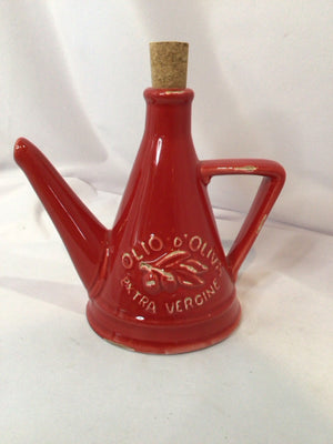 Sur la table Oil Red Ceramic Pitcher