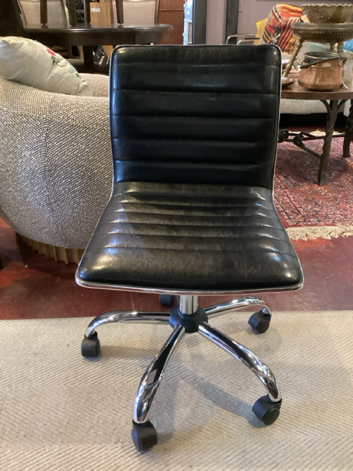 Desert Chrome Rolling Vinyl seat Black/Silver Chair