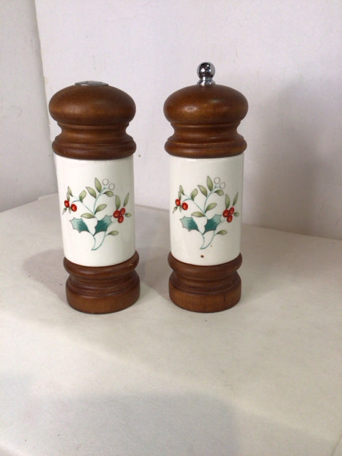 Vintage Christmas Brown/White Wood/Ceramic Salt & Pepper shakers Holiday Item