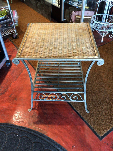 PIER 1 Wicker/metal Brown/Gray Table