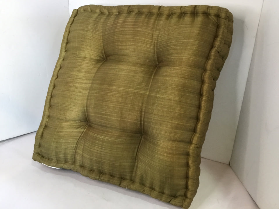 Green Poly Blend Floor Tufted Cushion