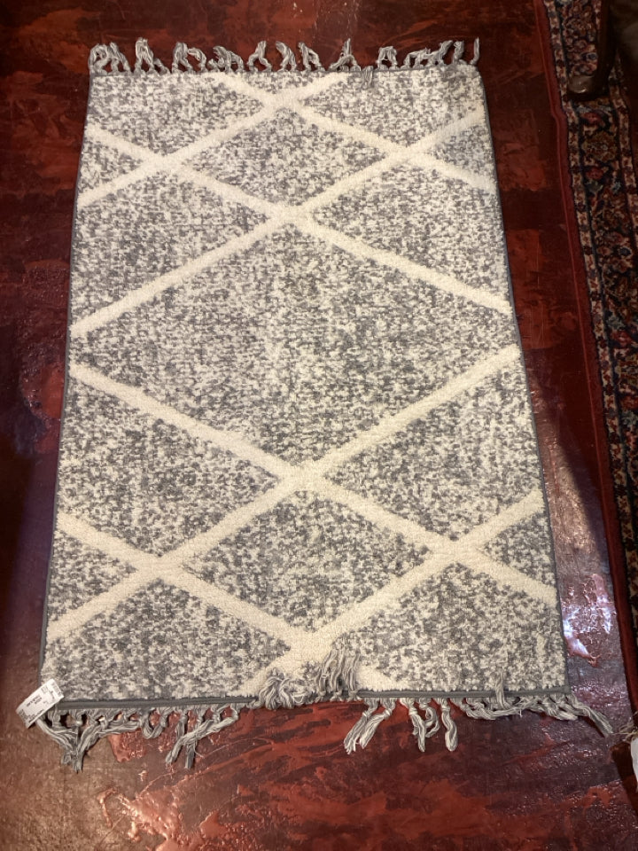 MainStay Shag White/Gray Rug