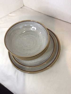 Food Network Set of 4 Tan/White Plastic Dish Set