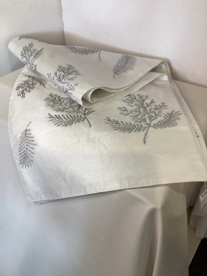 Lands End Table Runner White/Silver Polyester Snowflake Holiday Item
