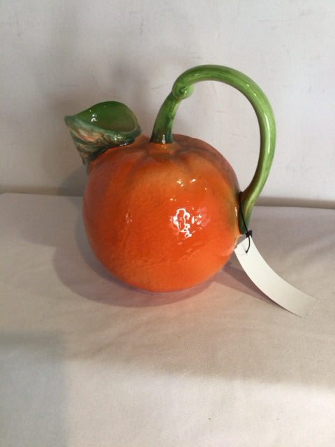 Sur la table Orange/Green Ceramic Oranges Pitcher