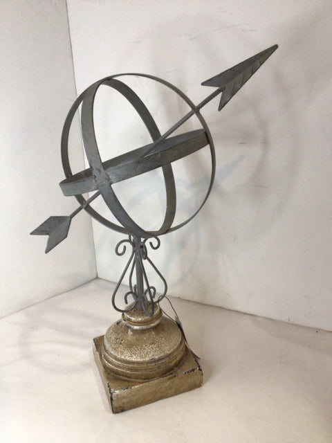 Gray/Cream Metal Circle w/Arrow Statue