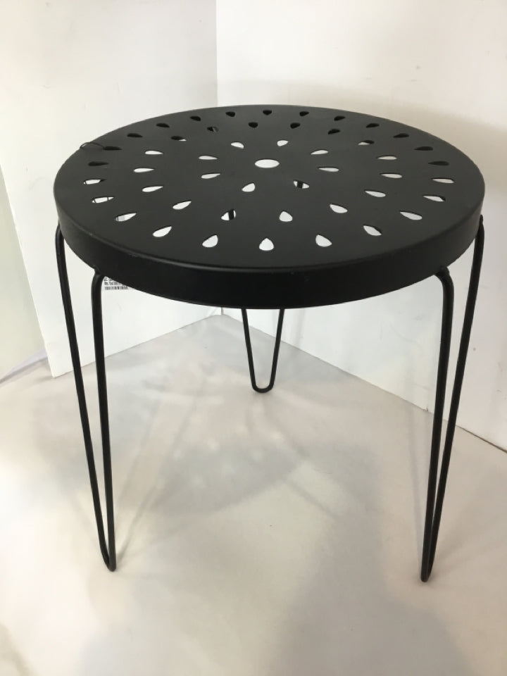 Indoor/Outdoor Black Metal Plant Stand