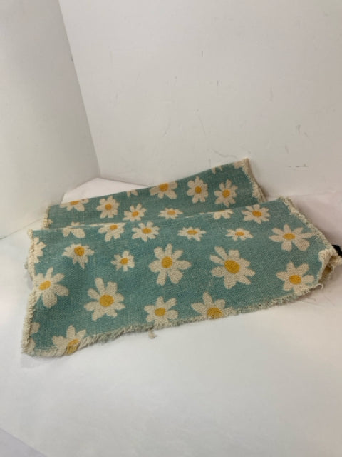 Nicole Miller Aqua/Yellow Canvas Daisy Table Runner