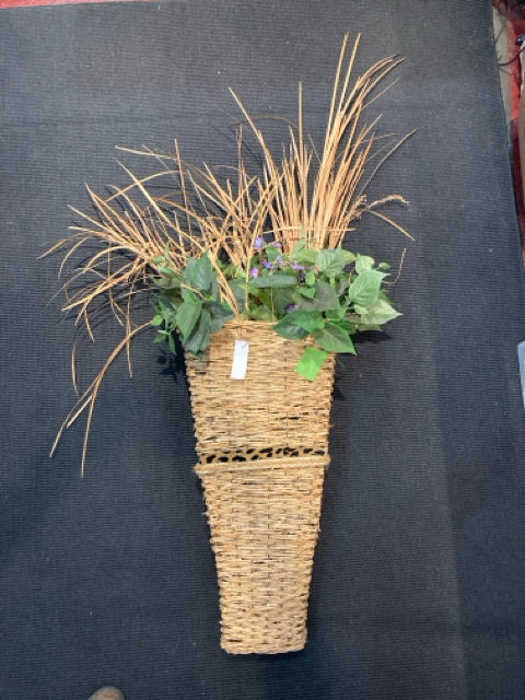 Wall Pocket Wicker w/flowers Basket
