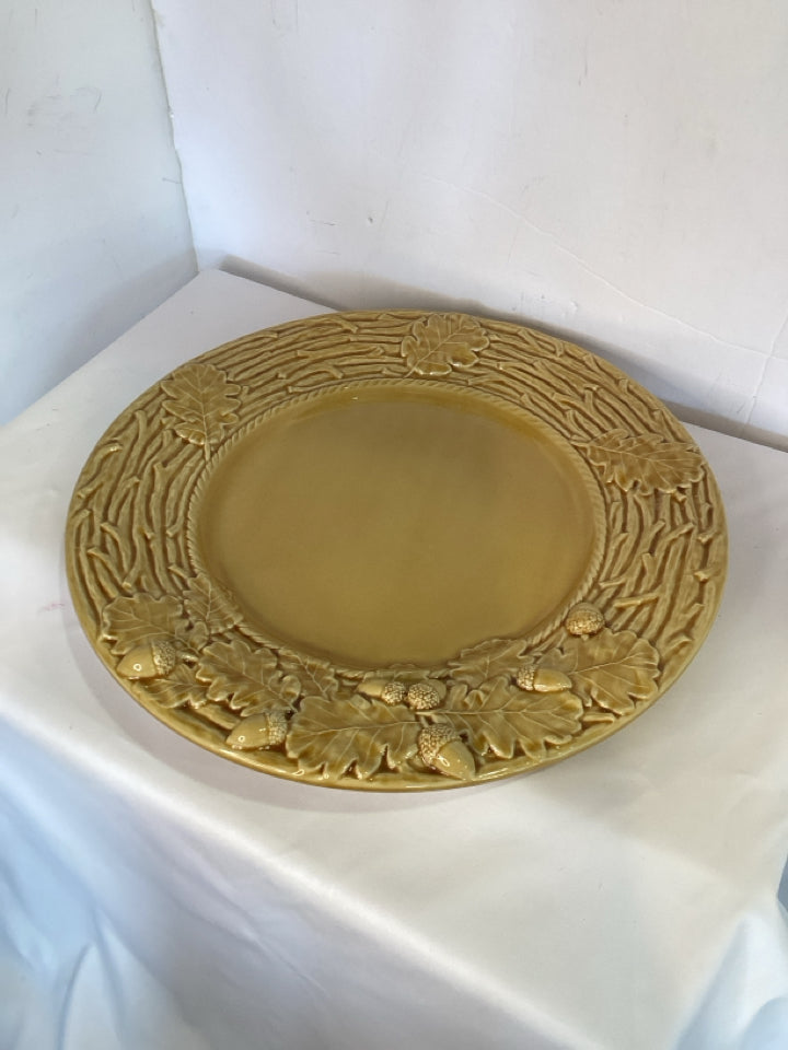 Sur la table Platter Gold Leaf Holiday Item
