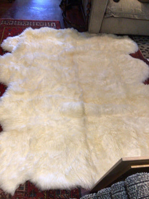 HomeRoots Sheepskin 6 x 8 White Rug 974X7JTB