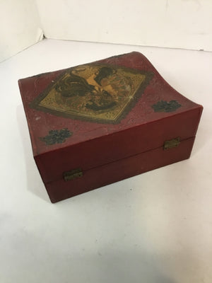 Retro Wood Woman Red Box