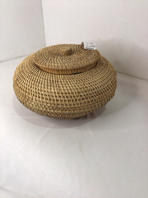 Lidded Natural Grass Basket