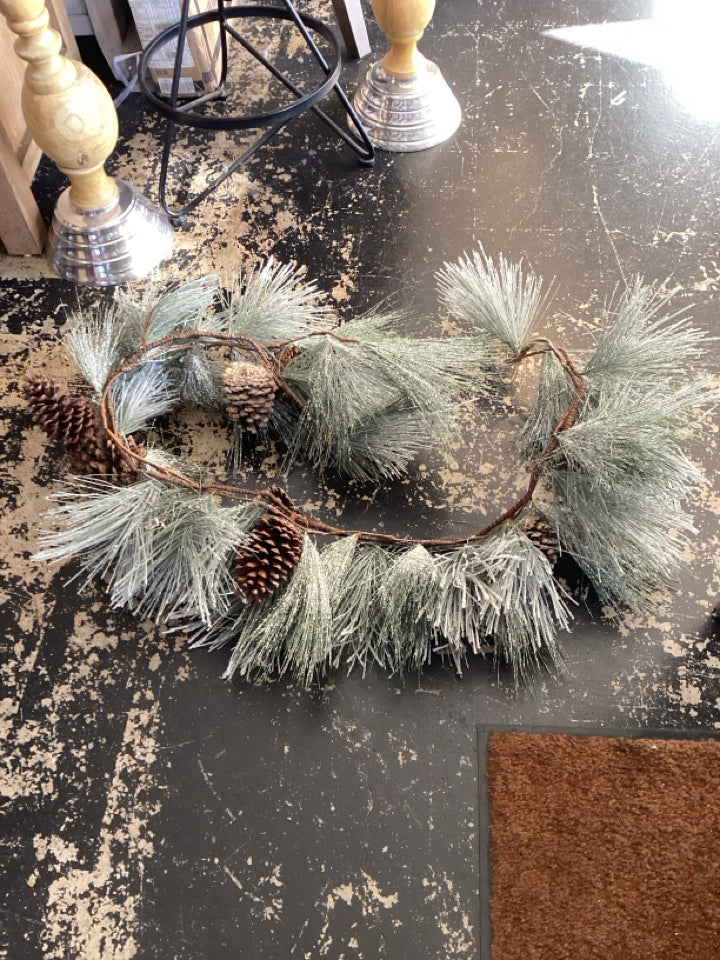 Garland Green/White Pine Cone Holiday Item