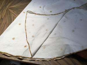 Threshold Christmas White/Gold Cotton Round Tablecloth Holiday Item